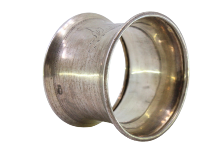 Argola de guardanapo em prata com motivos florais gravados envolvendo cartela para monograma.